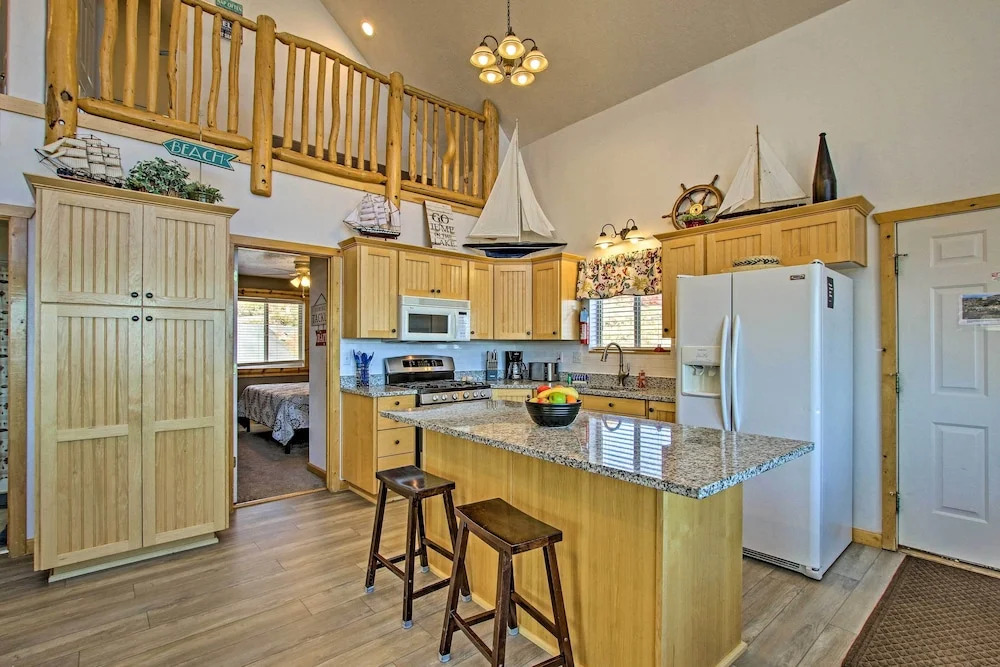 Garden City Lake House: Hot Tub & Views!
