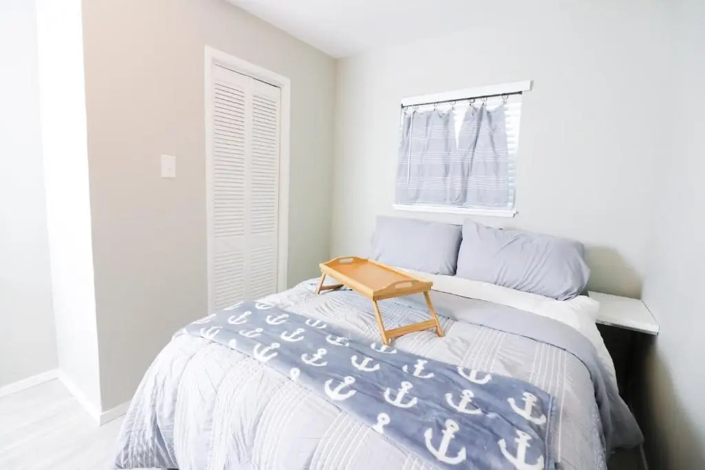 SUNNY DAZE Walk to Beach 2 Decks Pet Friendly Has a Mini Bar