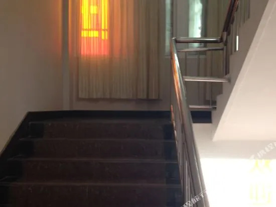 Xiaoyue Hotel (Wuhan Xingye Road Metro Station)