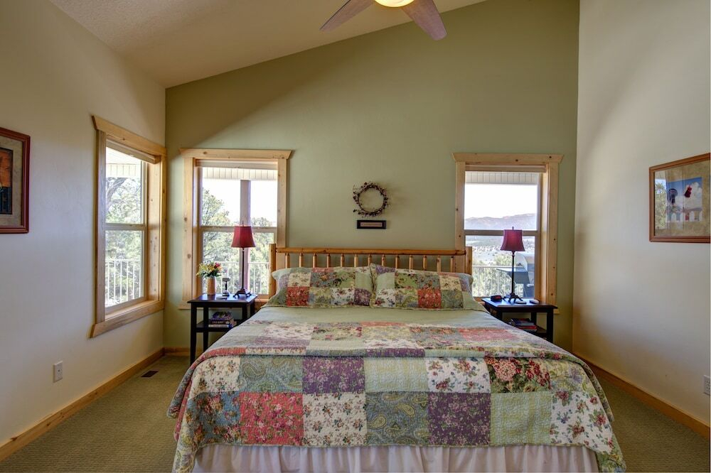 Private Luxurious Ridgetop Hideaway on 9 Acres! Between Bryce & Zion! A\C
