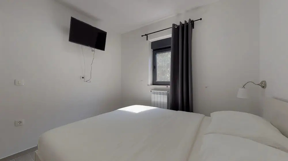 2 Bed House - Sleeps 4 - Hottub - Garden - Parking