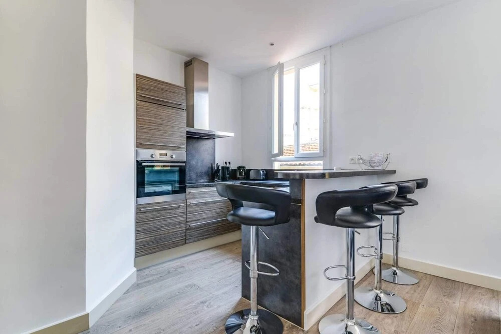 Beautiful Modern 2 Bedroom Apartment in Center