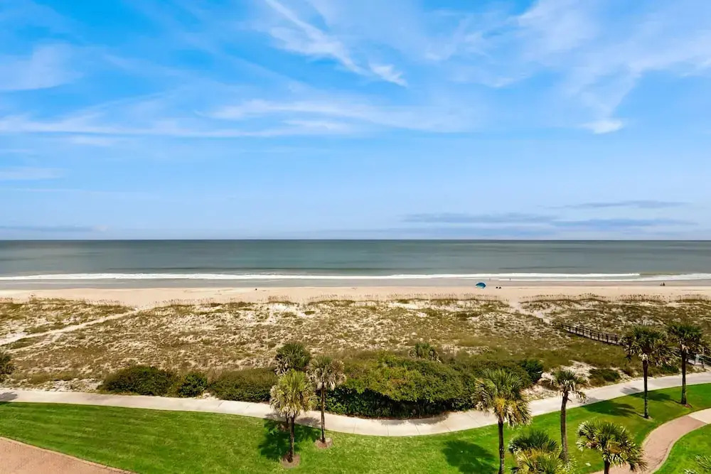 Ocean-view Penthouse With Pool, Balcony & Central AC - Snowbird-friendly