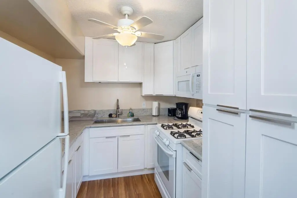 Ocean View from Lanais-2 Blocks to Waikiki Beach - Free Parking