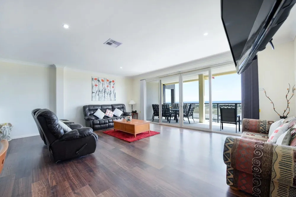 The Oasis - 6 Turnberry Drive, Links Lady Bay