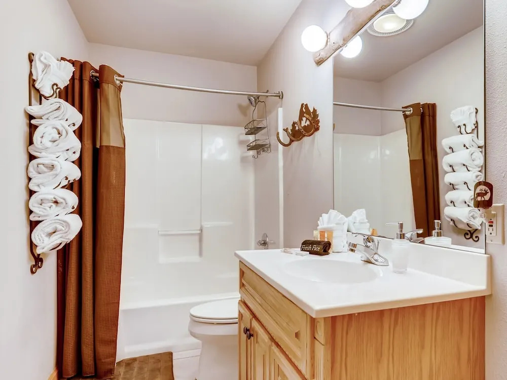 New Listing! Columbine Rock Lodge W/ Hot Tub 4 Bedroom Home