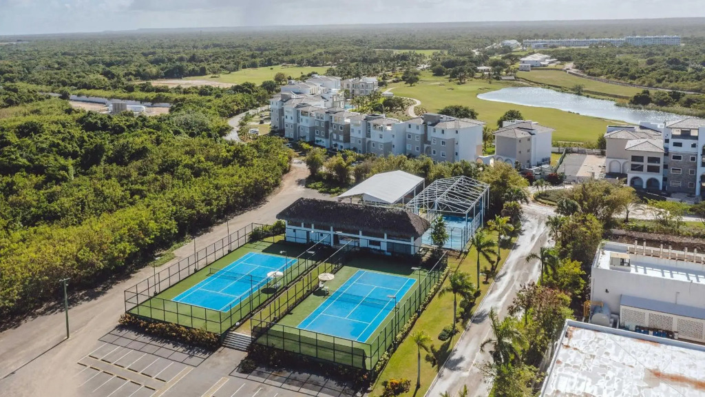 Unique 1BR Retreat w/ Pool & Golf View CP
