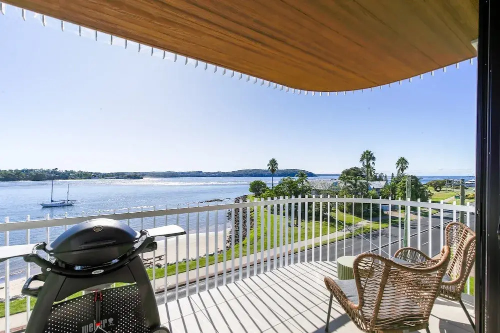 Exquisite 1-bed Apartment With Bay Views