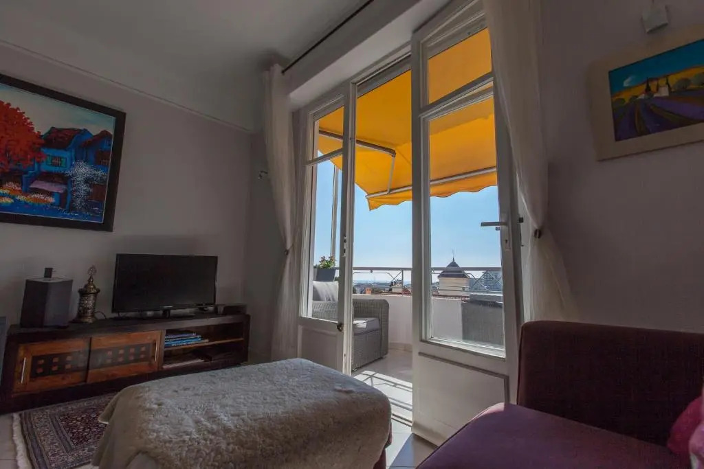 Stunning views from this lovely one bedroom apartment in Cannes only a short walk from the Palais 479