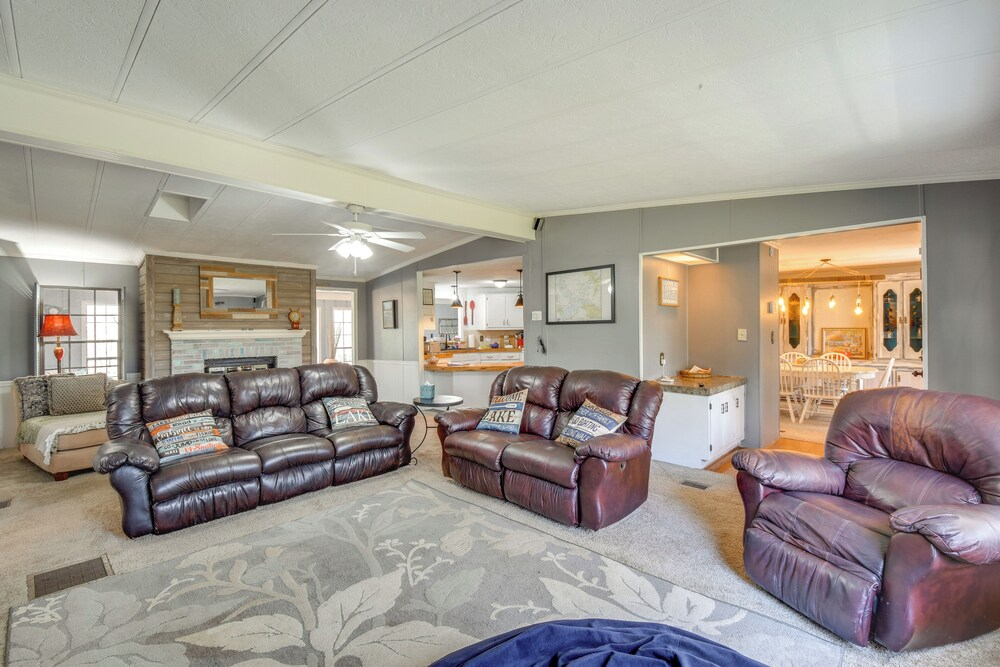 Private Beach & Dock: Lake Hartwell Family Getaway