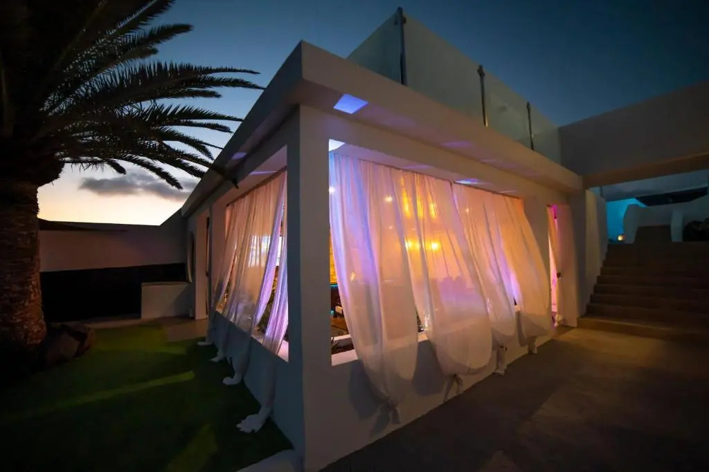 6 Bedroom Luxury Villa 300m from the water front