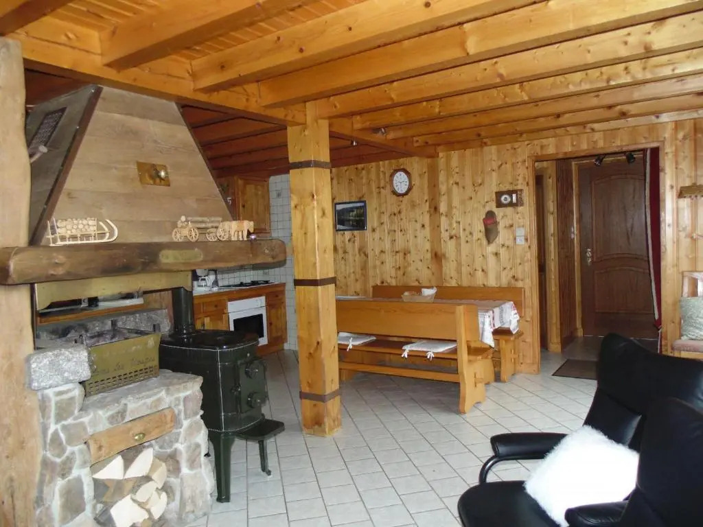 Chalet de Montagne Chaleureux avec Cheminée, Terrasse et Proche Ski - FR-1-589-2