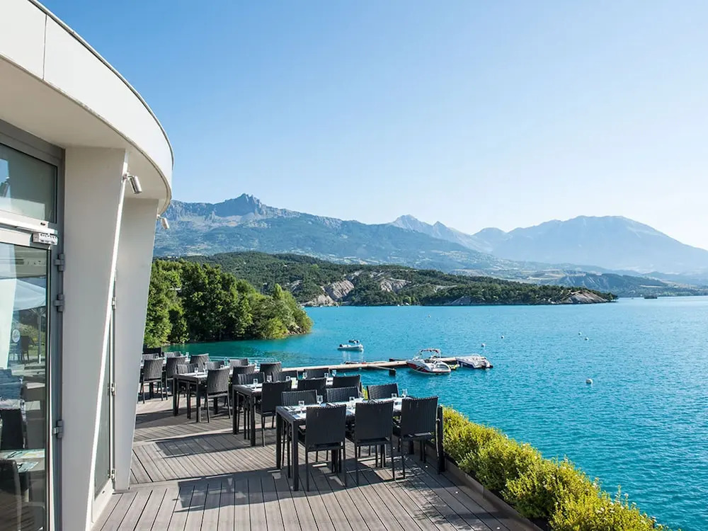Luxury Apartment With a View of the Mountain Lake of Chorges