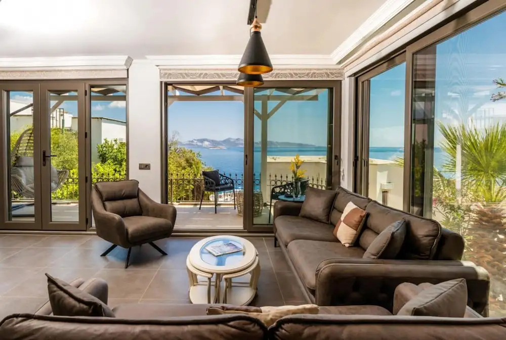 Lovely Flat 300 m to Beach With Shared Pool in Kas