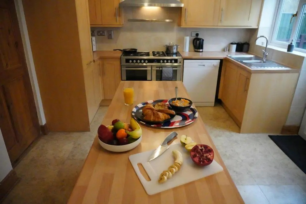 Spacious, 4 Bedroom Contractor Home for Large Groups with Private Parking for 3 Large Vehicles, Just 7 Minutes from CMK by Maison 19