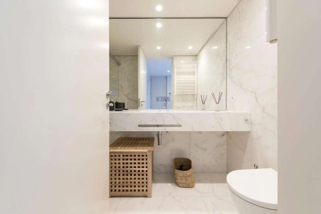 LovelyStay - Primrose 2BR Flat with Free Parking, AC and Balcony