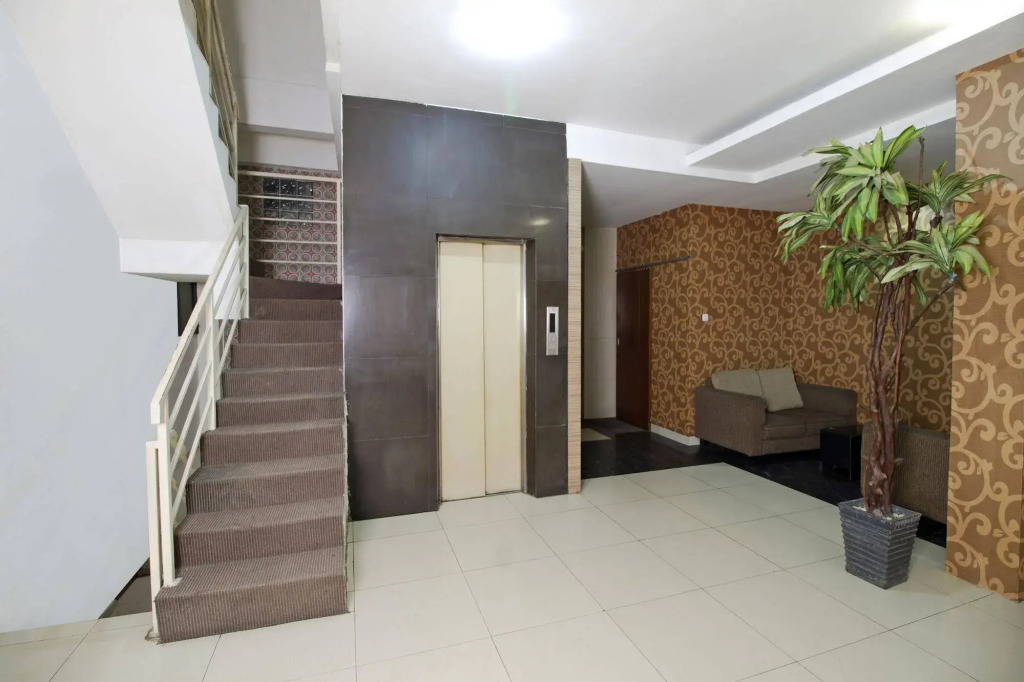 RedDoorz near Hayam Wuruk