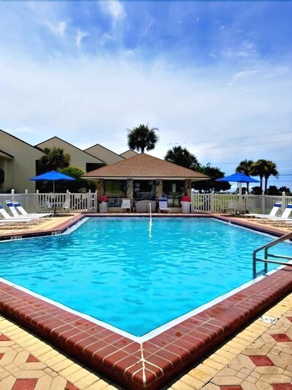 Blue Surf 18 - 2 Br townhouse by RedAwning
