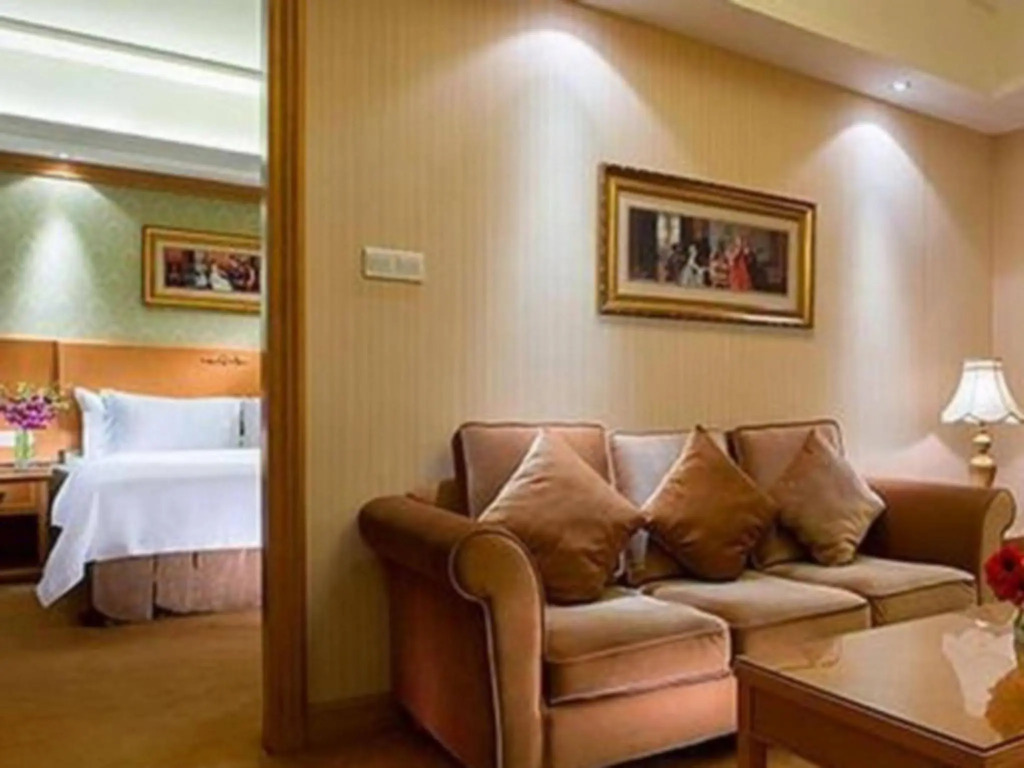 Vienna Hotel Shenzhen Longhua (Wanzhong City Branch)