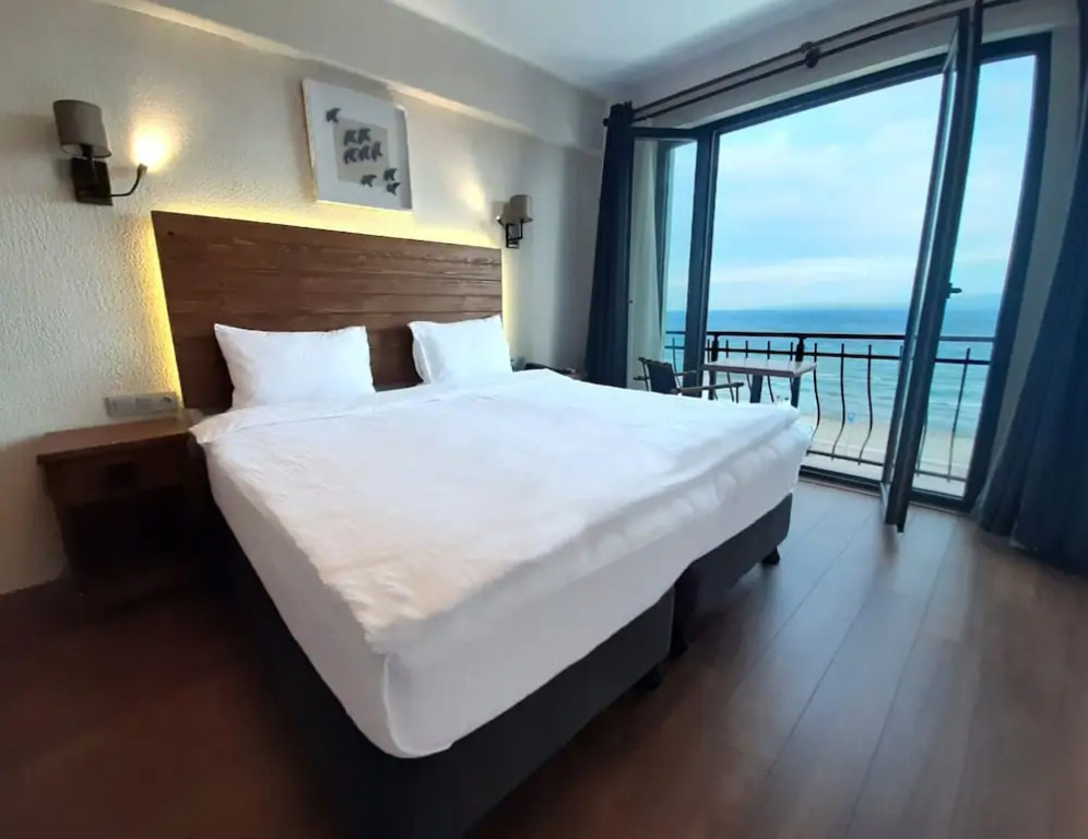 8 Rooms Hotel