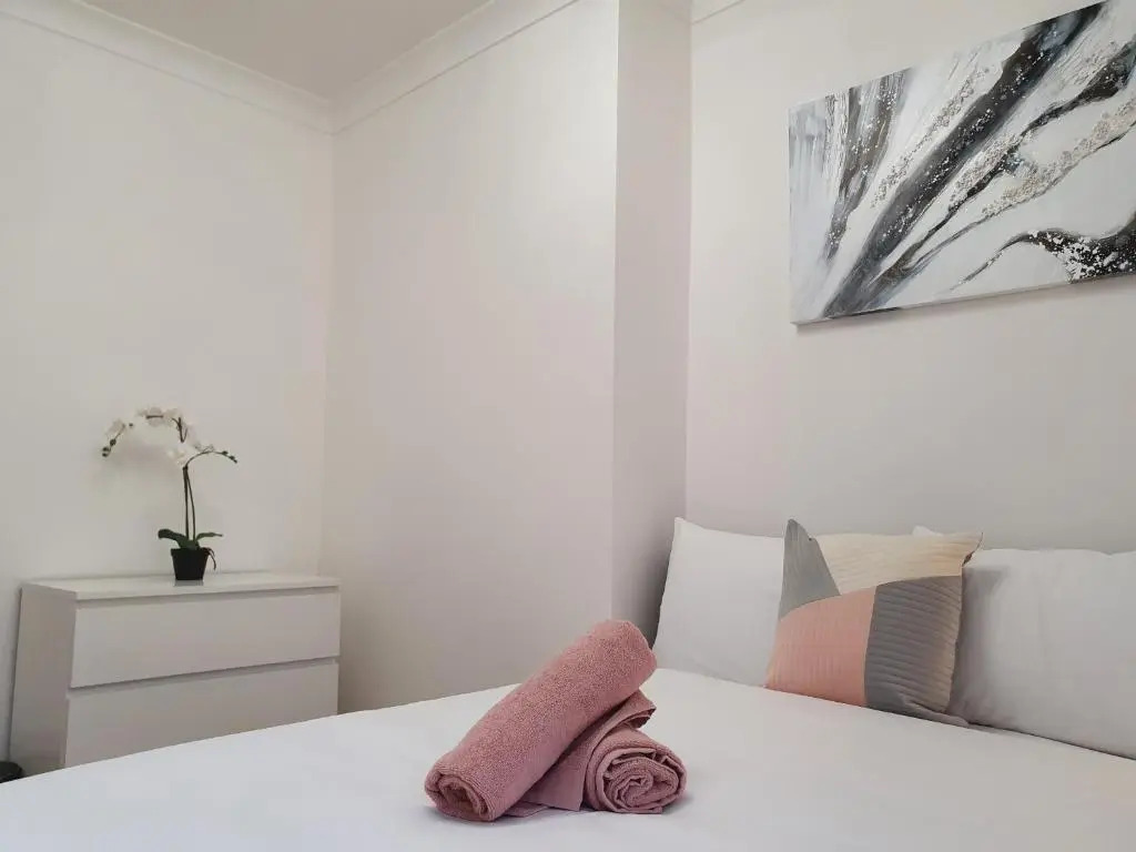 Glasgow Comfortable and Modern 3 Bedroom Mid Terraced Villa