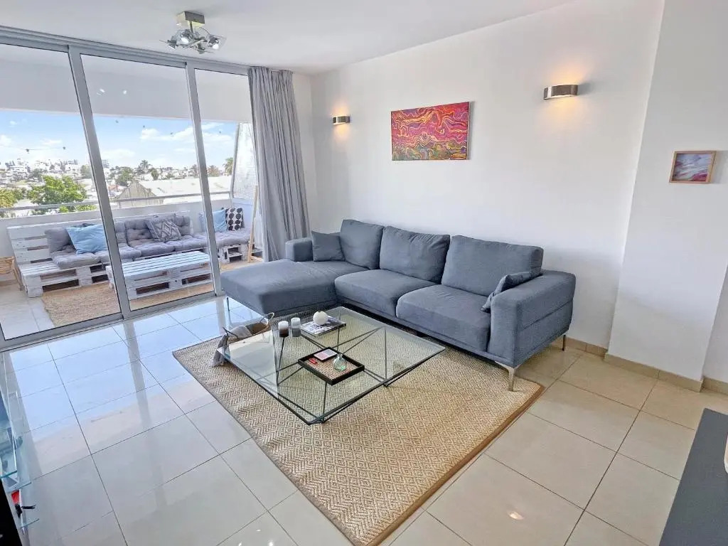 2BR SEAVIEW Apt in prime location 1 min from sea