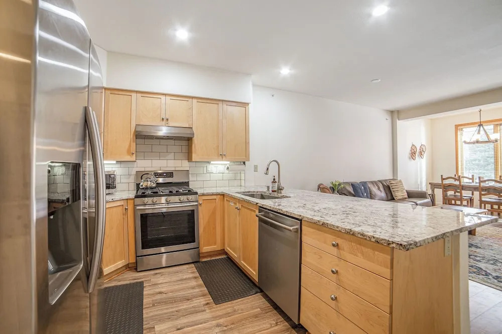 Updated W/ Pool & Hot Tub - Walk To Lift! 2 Bedroom Condo