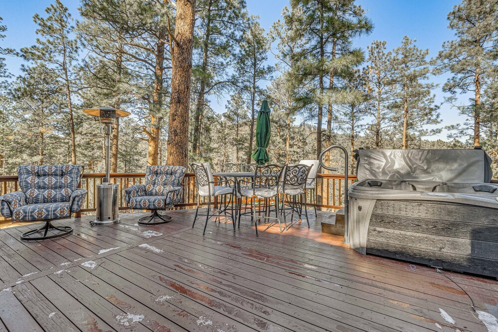 Hot Tub, Spacious Deck: Woodsy Haven in Ruidoso