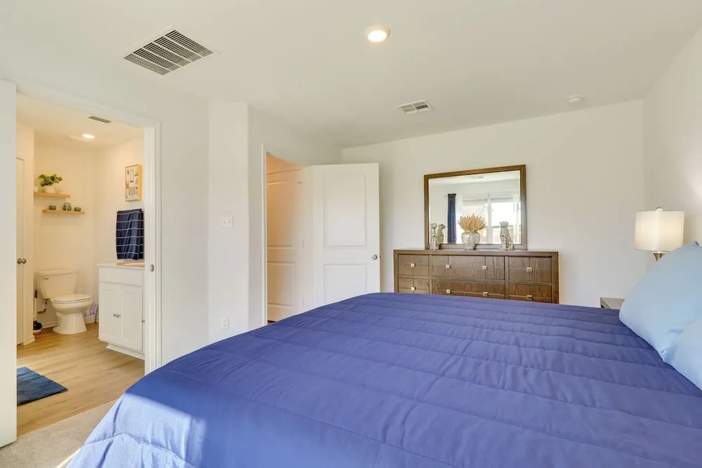 Hutto Getaway w/ Yard, 9 Mi to Lake Pflugerville!
