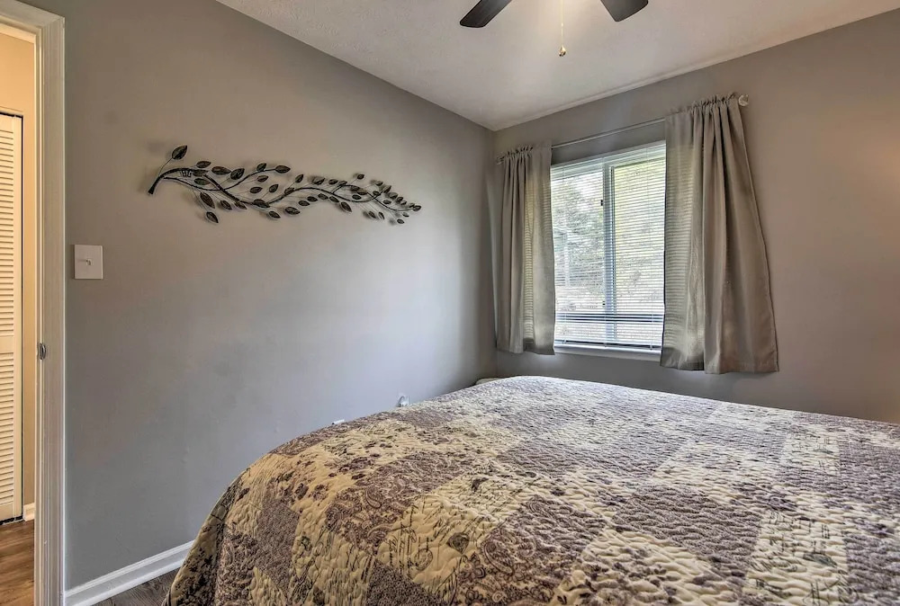 Condo w/ Sunroom, Near Downtown Hendersonville!