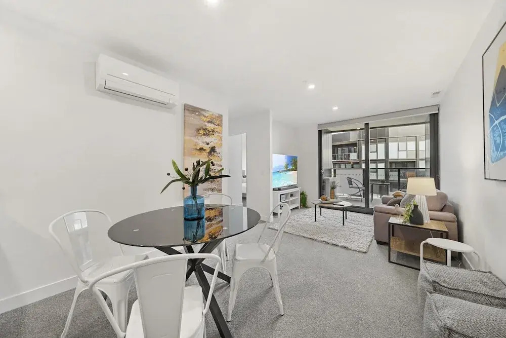 Phillip 2-bed: Chic Interiors, Amazing Amenities