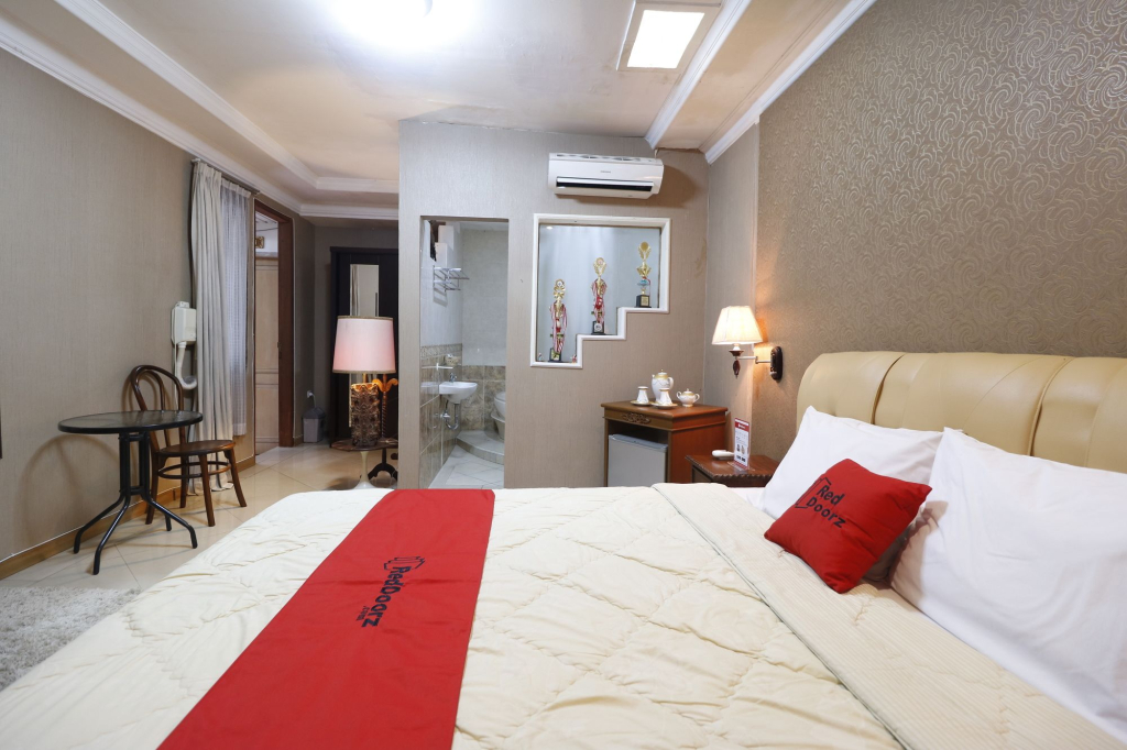RedDoorz Plus @ Jalan Dharmawangsa