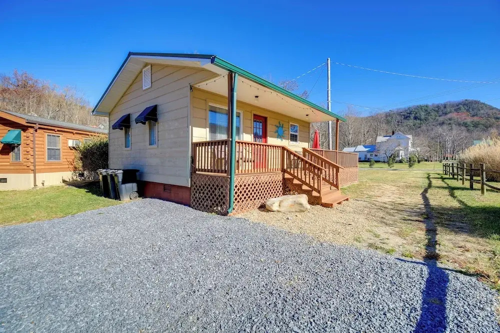 < 1/2 Mi to Damascus Town Park: Cozy Cabin w/ Deck