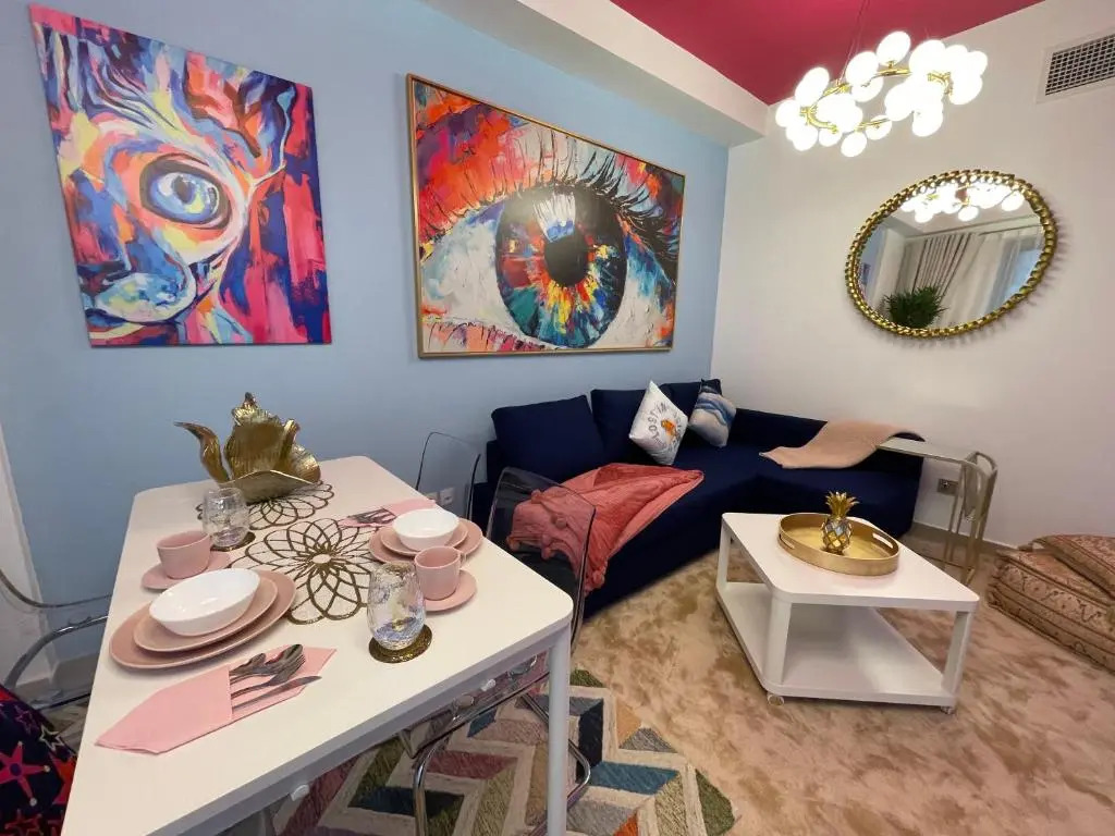 Art-Centric Signature Apartment With Beach-View