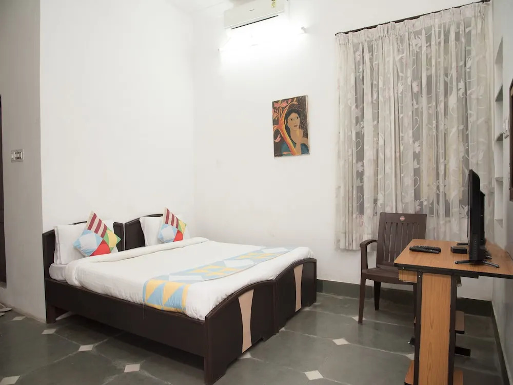 OYO 16825 Home Cozy Green View Stay Goverdhan Villas