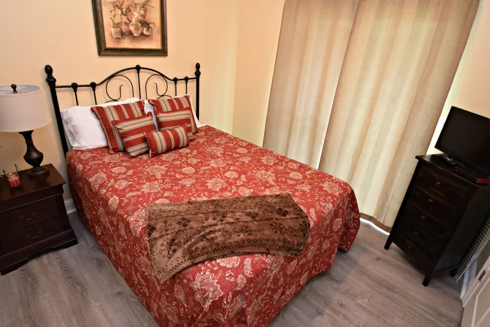 Laguna Breeze E 2 Bedroom Condo by Redawning