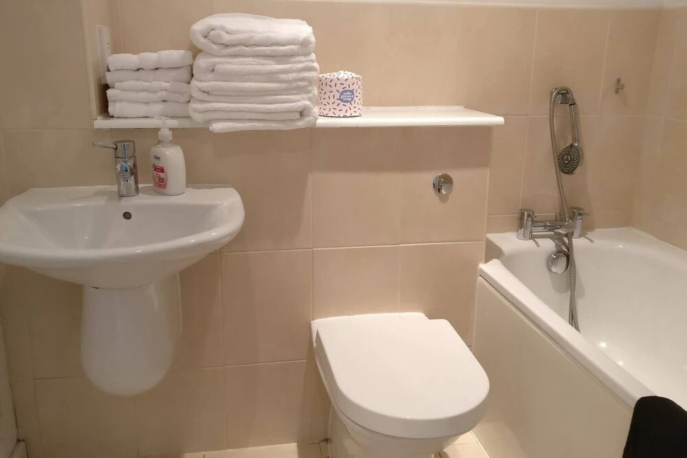 Beautiful City Centre 2-bed Apartment With Balcony