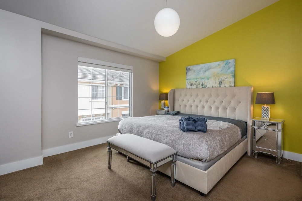 Posh Waterfront - 3 Br Condo