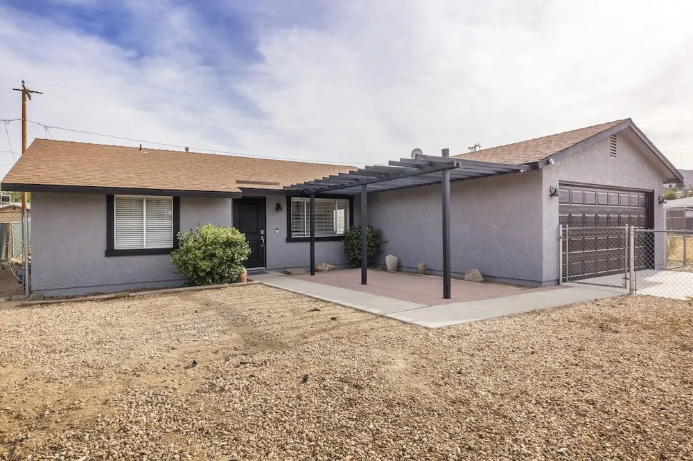 Live Centered with Hot Tub, Fire Pit In Joshua Tree home