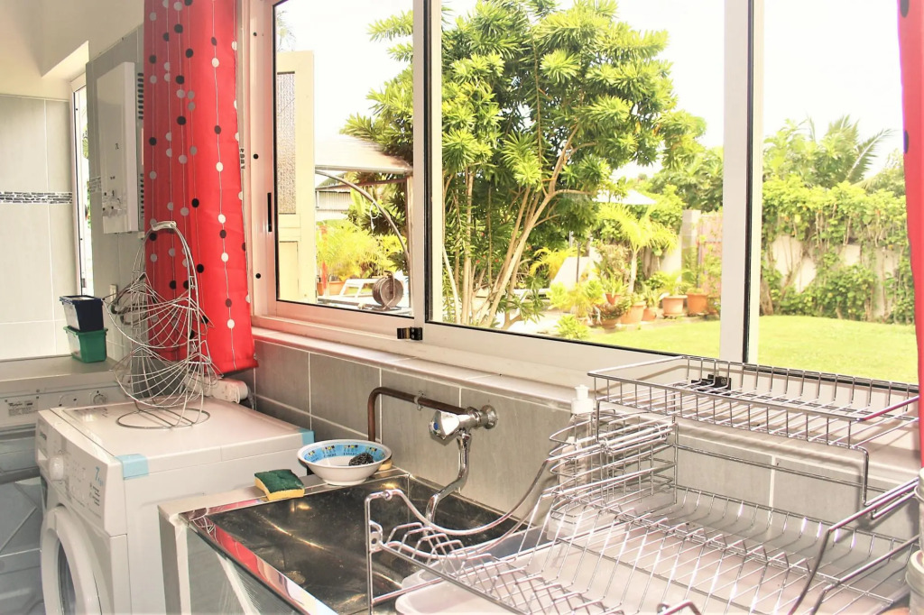 Tahiti - Sanny's Place Room & Pool