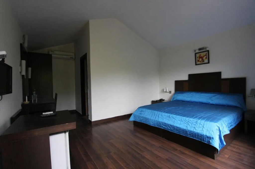 8fold-Pinecrest By LaRiSa, Bhimtal
