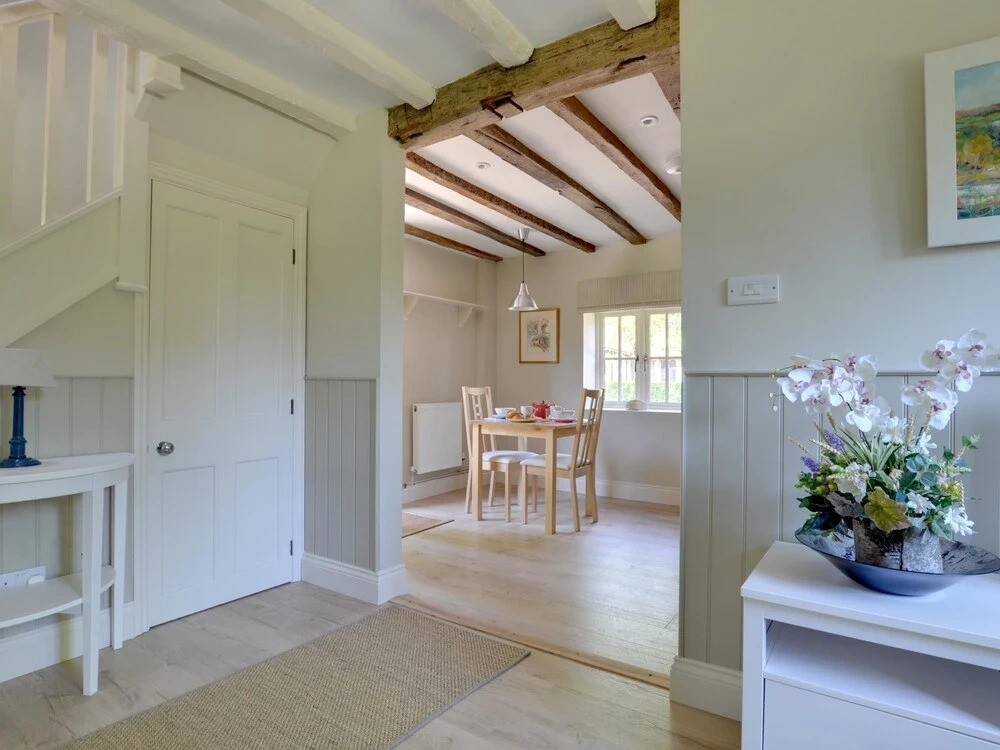 Vintage Holiday Home in Leigh With Swimming Pool