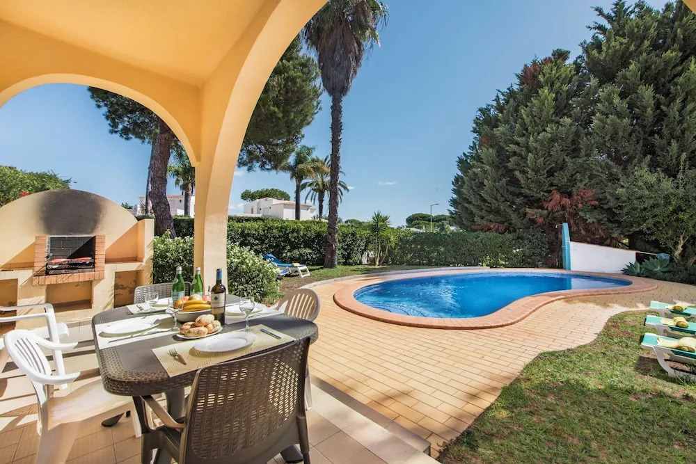 Exclusive Retreat in Vilamoura, Private Pool, Off-street Parking, Free AC & Wifi