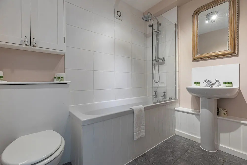 Bright 2 BR Battersea Flat With Great Location