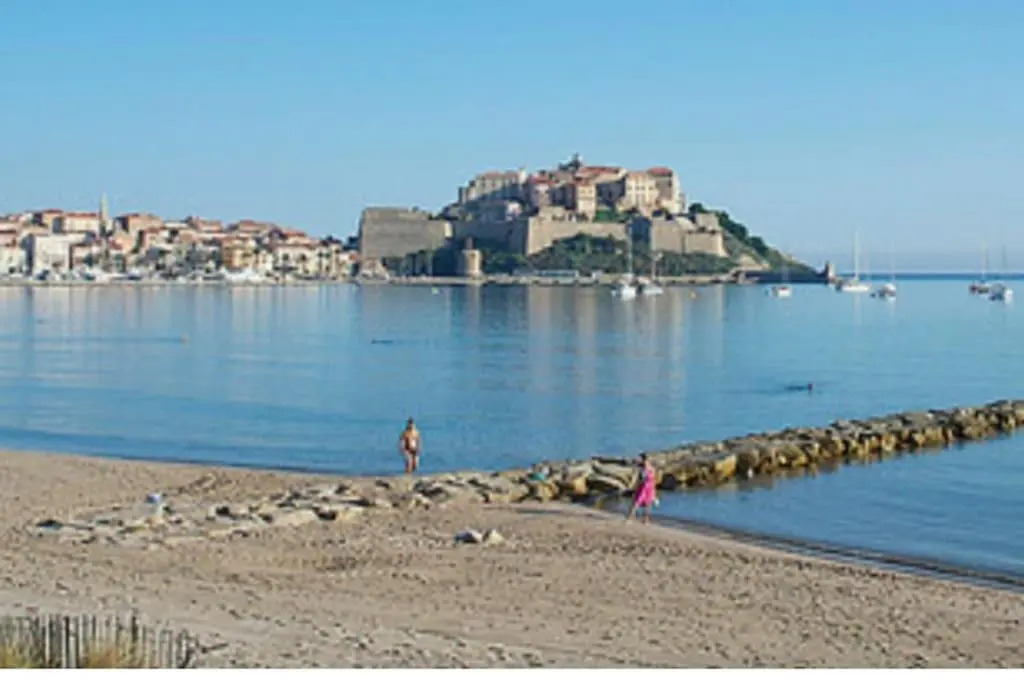 130m2 qui surplombe la baie de Calvi vue citadelle