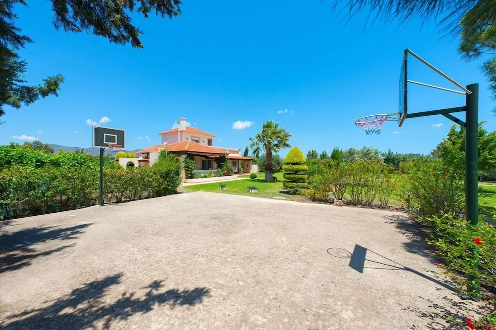 Stunning 5-bed Villa in Gennadi!