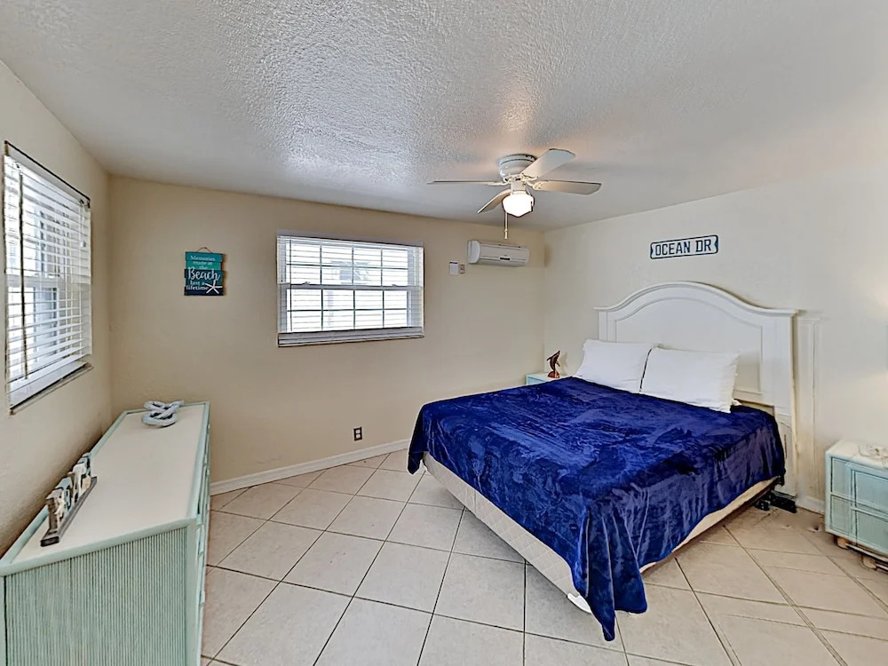 Coastal W/ Patios - Walk 3 Minutes To Beach! 1 Bedroom Condo
