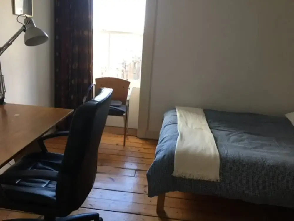 Spacious 4 Bedrooms Apartment in City Centre