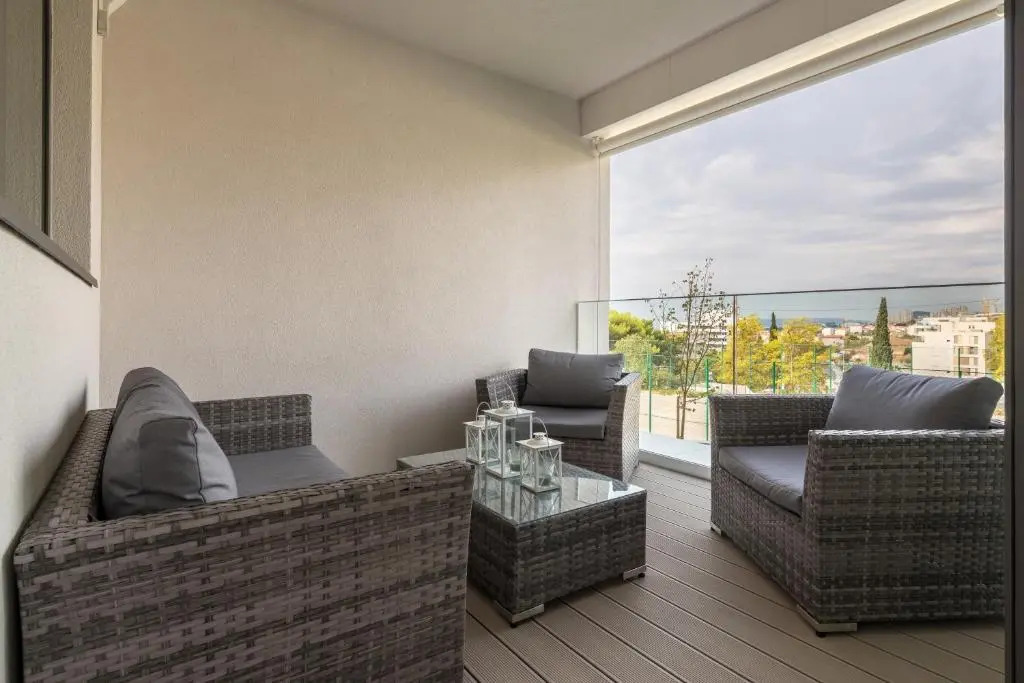 The Majestic Bel Etage Upscale Apartment with Pool