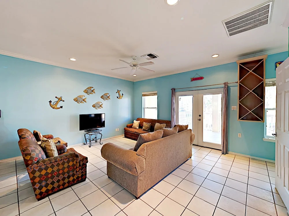Parade 121 House - 3 Br home by RedAwning